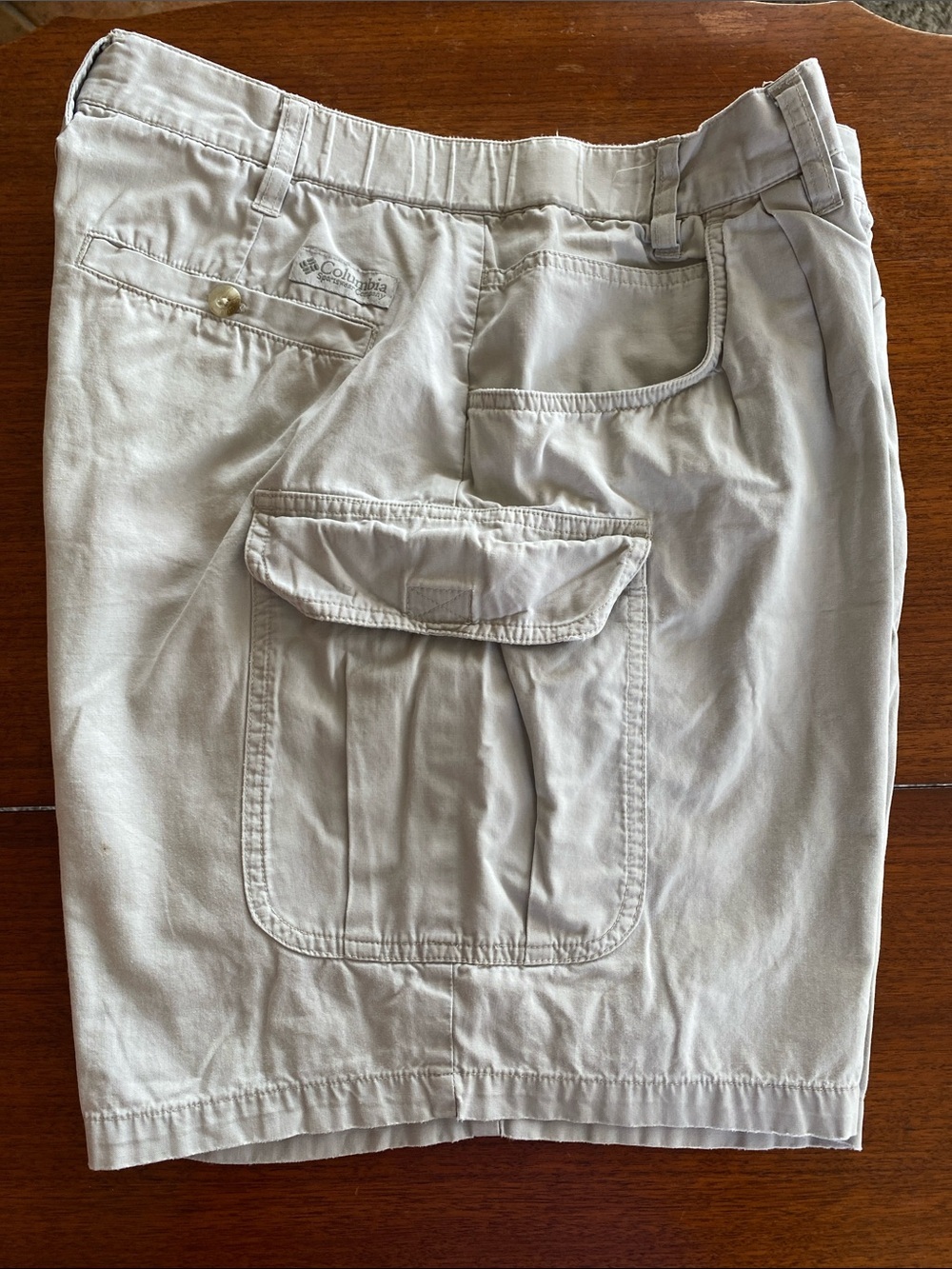 Men’s Columbia Beige Cargo Shorts with Side Pockets